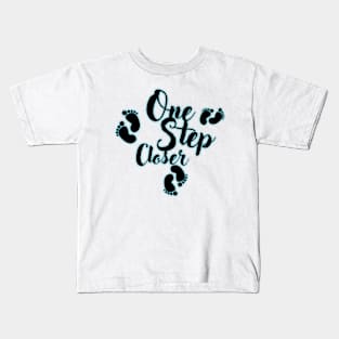 One step closer un paso mas cerca Kids T-Shirt